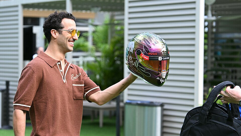 Racing Bulls-Fahrer Daniel Ricciardo mit neuem Helm-Design im Paddock