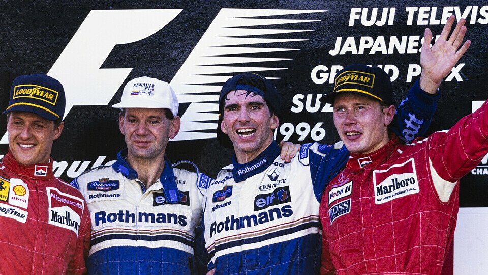 Großer Preis von Japan 1996
Damon Hill, Adrian Newey, Michael Schumacher und Mika Häkinnen feiern auf dem Podium.