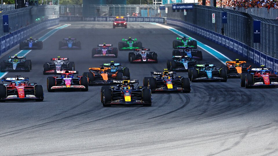 Polesetter Max Verstappen (Red Bull) gewinnt den Start vor Charles Leclerc (Ferrari) und Sergio Perez (Red Bull)