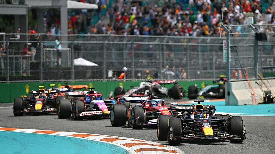 Max Verstappen (Red Bull) führt vor Charles Leclerc (Ferrari), Daniel Ricciardo (Racing Bulls) und Sergio Perez (Red Bull) Max Verstappen (Red Bull) führt vor Charles Leclerc (Ferrari), Daniel Ricciardo (Racing Bulls) und Sergio Perez (Red Bull)