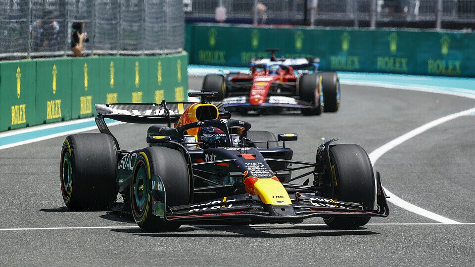 Red Bull-Pilot Max Verstappen führt vor Charles Leclerc im Ferrari