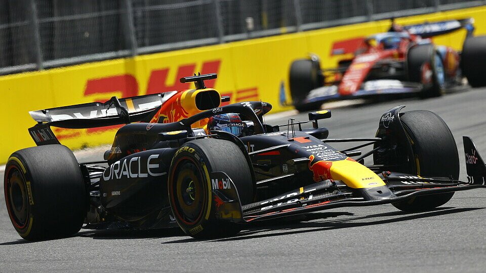 Red Bull-Pilot Max Verstappen führt vor Charles Leclerc im Ferrari