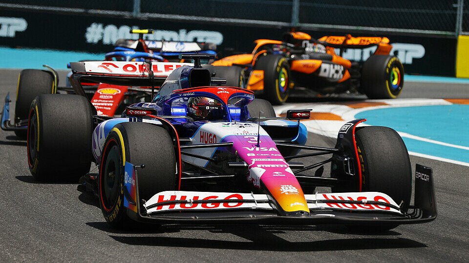 Daniel Ricciardo (Racing Bulls) vor Carlos Sainz Jr. (Ferrari) und Oscar Piastri (McLaren)