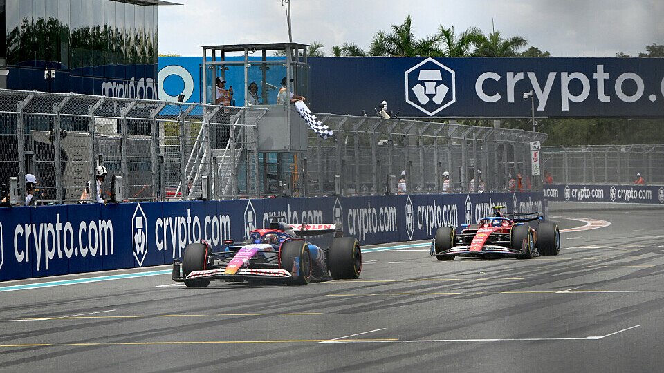 Daniel Ricciardo (Racing Bulls) fährt vor Carlos Sainz Jr. (Ferrari) über die Ziellinie