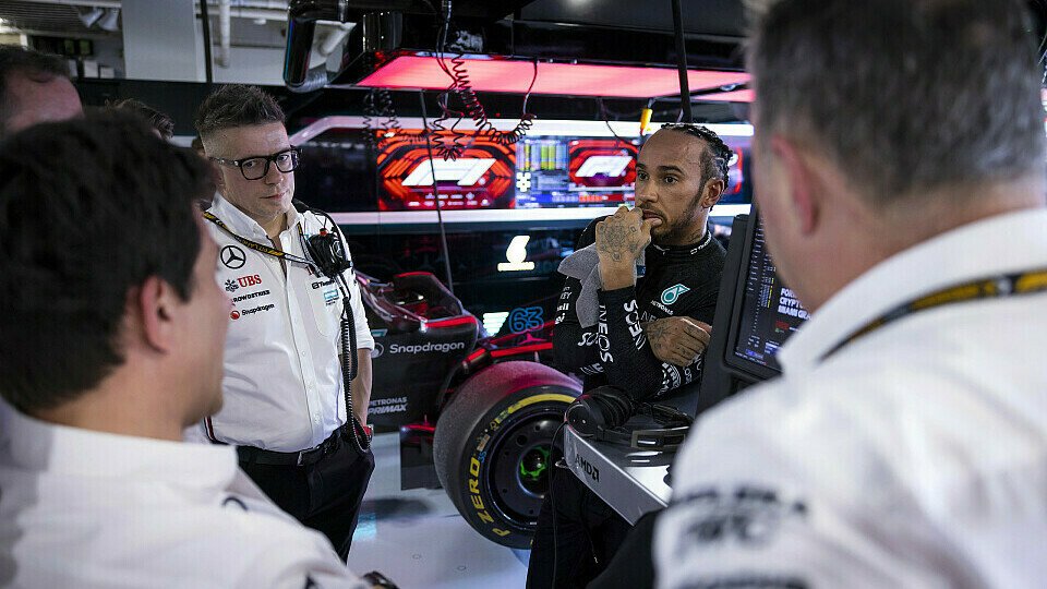 Toto Wolff, Peter Bonnington und Lewis Hamilton in einer Besprechung nach dem Qualifying in der Mercedes-Box