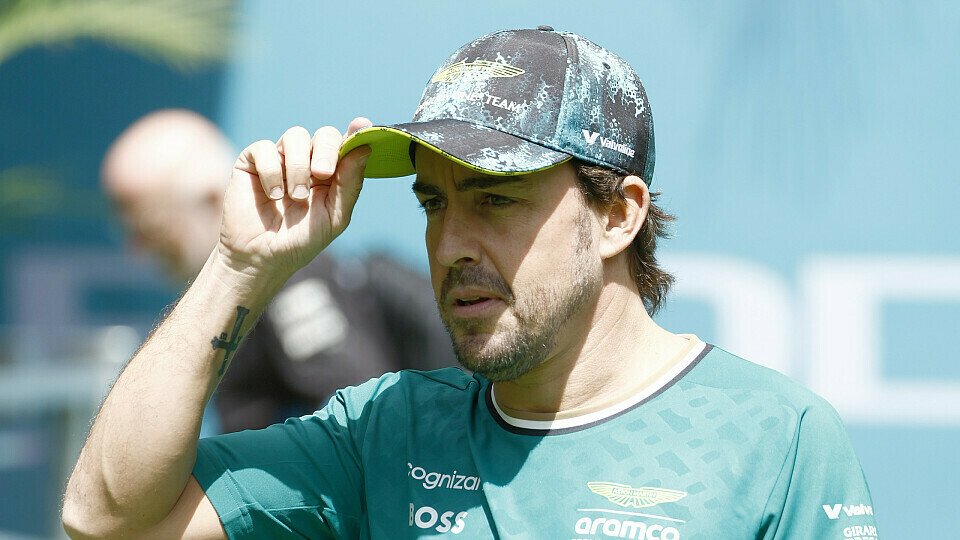 Aston Martin-Fahrer Fernando Alonso im Paddock