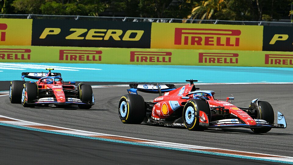 Charles Leclerc vor Ferrari-Teamkollege Carlos Sainz Jr.