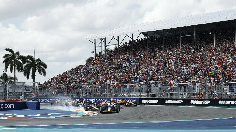 Polesetter Max Verstappen gewinnt im Red Bull den Start. Teamkollege Sergio Perez schießt Verstappen fast ab.