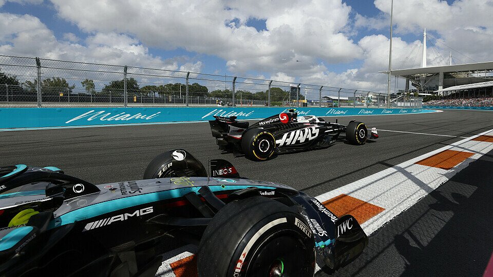 Haas-Fahrer Nico Hülkenberg vor Lewis Hamilton im Mercedes