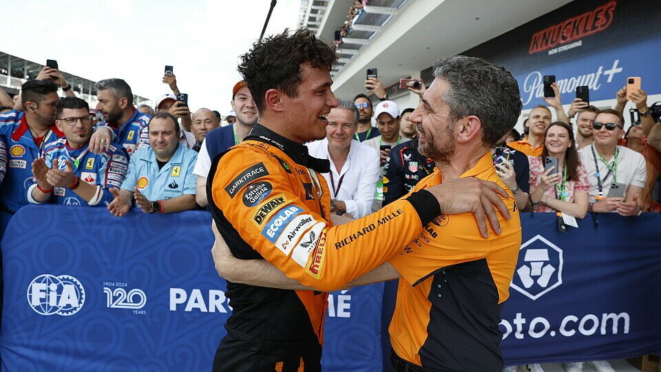 McLaren-Pilot Lando Norris feiert mit Teamchef Andrea Stella seinen ersten Sieg im Parc Ferme McLaren-Pilot Lando Norris feiert mit Teamchef Andrea Stella seinen ersten Sieg im Parc Ferme