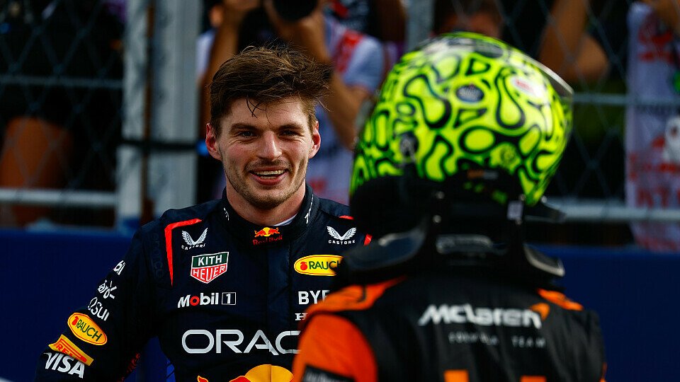 Der zweitplatzierte Max Verstappen (Red Bull) gratuliert Lando Norris (McLaren) im Parc Ferme zu seinem ersten Sieg 