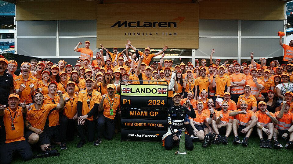 McLaren-Teamfeier mit Sieger Lando Norris und Zak Brown sowie Andrea Stella 