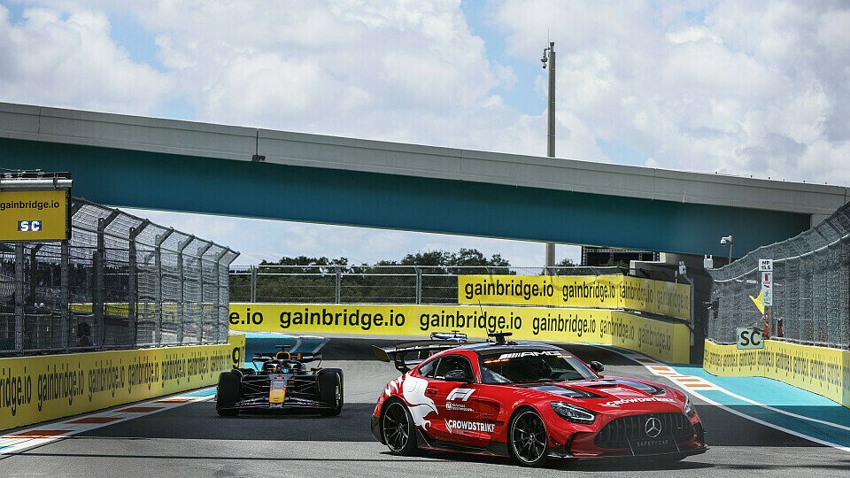 Max Verstappen (Red Bull) hinter dem Safety Car beim Formel-1-Sprintrennen in Miami (USA)