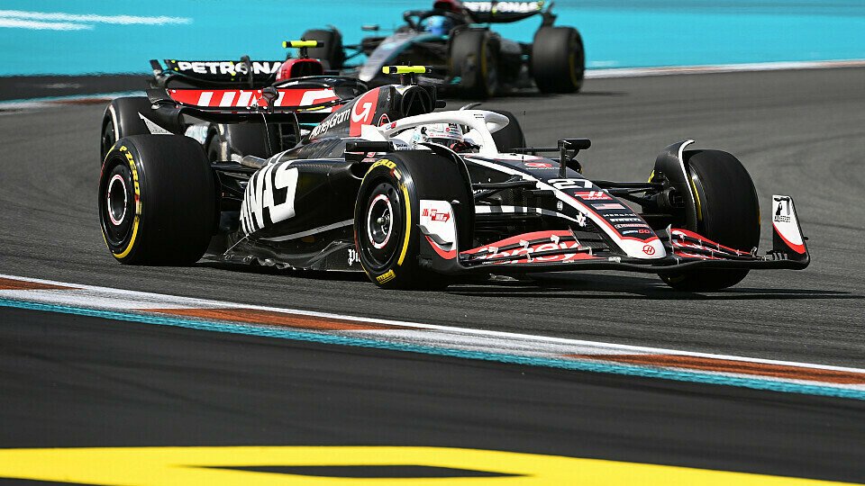 Überholmanöver von Lewis Hamilton gegen Nico Hülkenberg beim Miami Grand Prix. George Russell in der Verfolgung.
