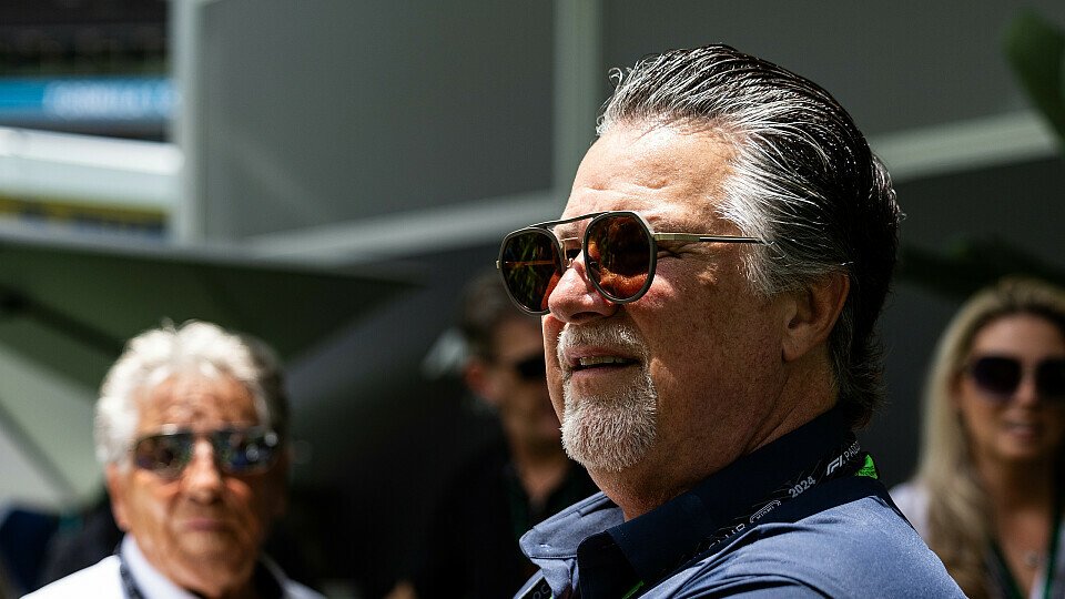 Michael Andretti im Formel-1-Fahrerlager von Miami mit Vater Mario im Hintergrund