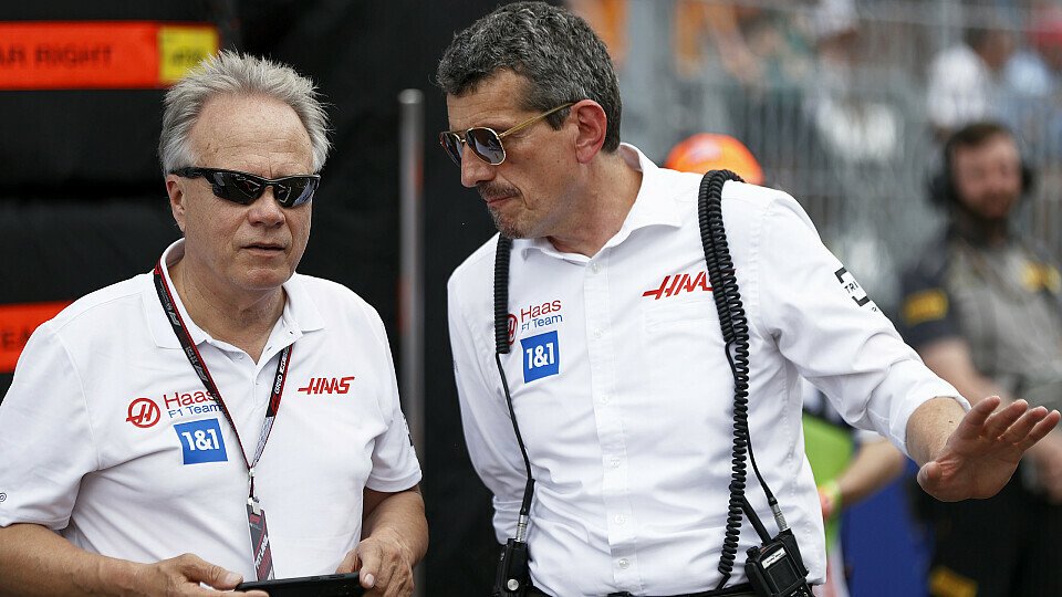 Haas-Eigentümer Gene Haas und Teamchef Günther Steiner sprechen im Paddock