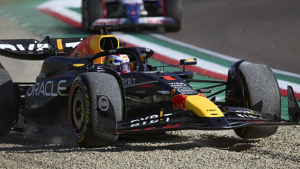Red Bull-Fahrer Max Verstappen im Kiesbett