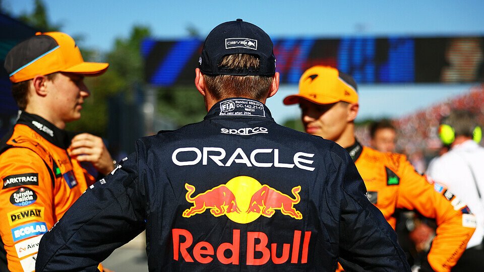 Oscar Piastri (McLaren), Polesetter Max Verstappen (Red Bull) und Lando Norris (McLaren) im Parc Ferme