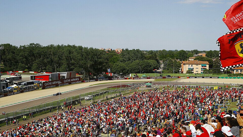 Ferrari-Fahrer Charles Leclerc vor seinen Fans