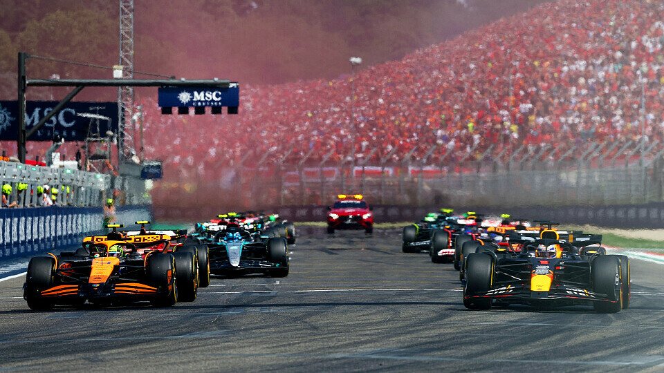 Polesetter Max Verstappen gewinnt im Red Bull den Start vor Lando Norris im McLaren