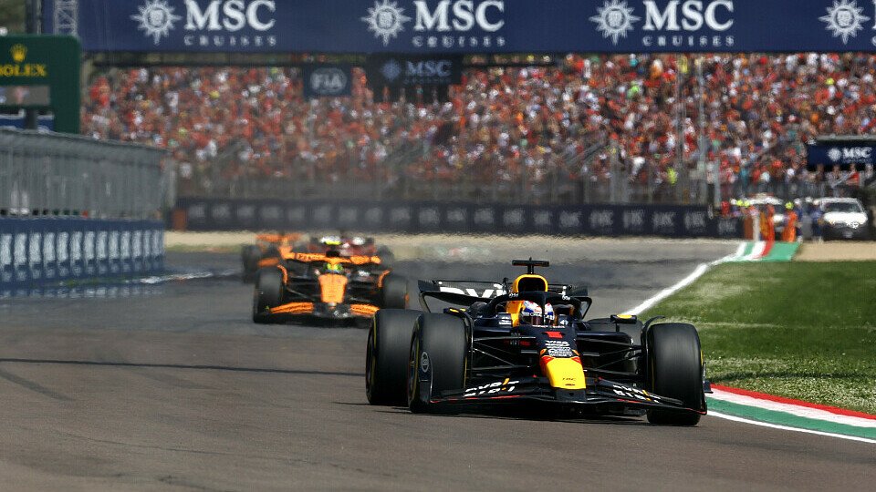 Red Bull-Pilot Max Verstappen führt vor Lando Norris im McLaren das Rennen an 