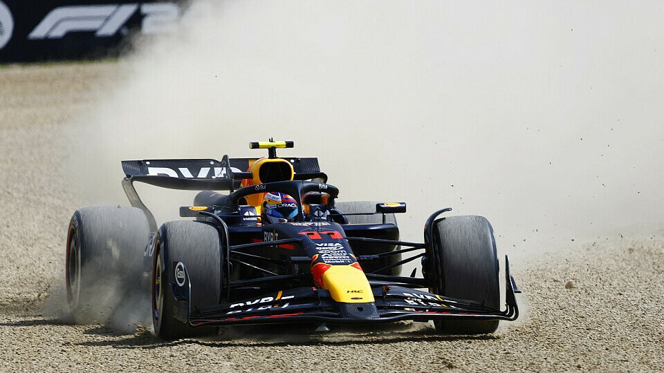 Red Bull-Fahrer Sergio Perez im Kiesbett