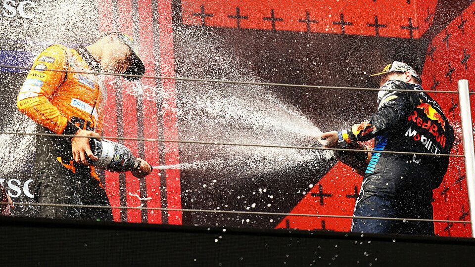 Lando Norris (McLaren) feiert mit Sieger Max Verstappen (Red Bull) auf dem Podium