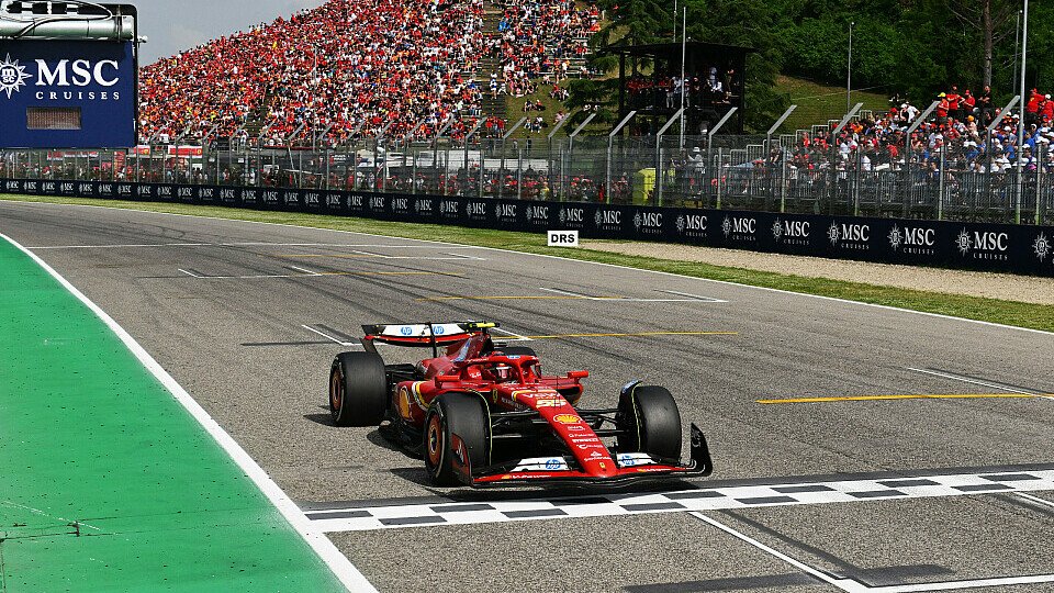Ferrari-Fahrer Carlos Sainz Jr. fährt als Fünfter über die Ziellinie