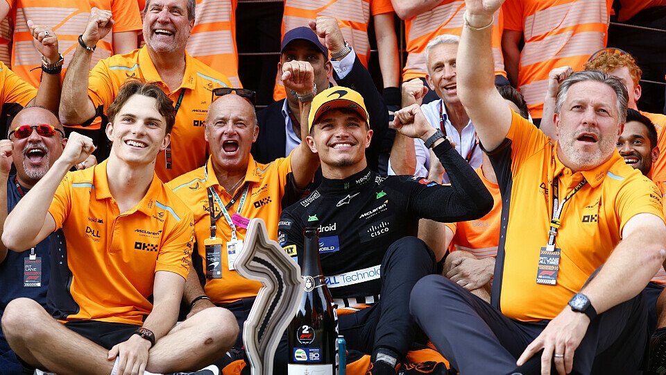 McLaren-Teamfeier mit Oscar Piastri, Lando Norris und Zak Brown