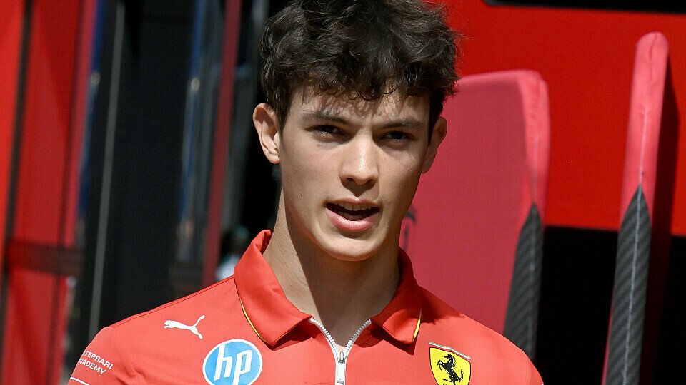 Ferrari-Junior Oliver Bearman beim Emilia-Romagna Grand Prix 2024 im Formel-1-Paddock.