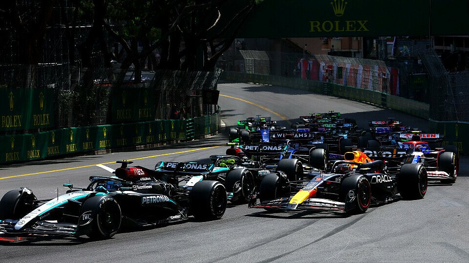 George Russell (Mercedes), Max Verstappen (Red Bull) und Lewis Hamilton (Mercedes) beim Start