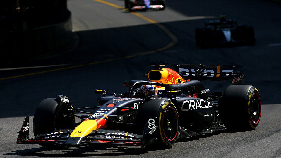Red Bull-Pilot Max Verstappen vor Lewis Hamilton im Mercedes und Yuki Tsunoda im Racing Bull
