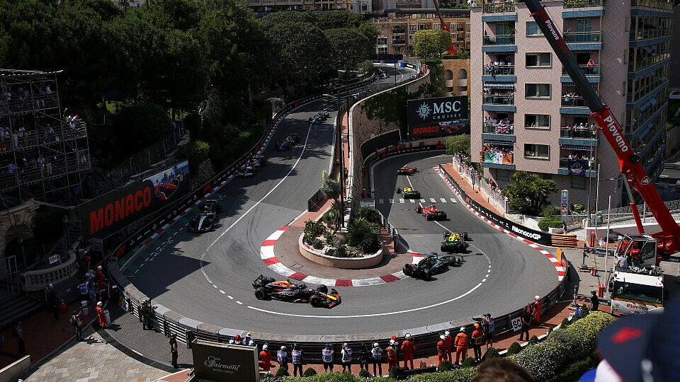 Red Bull-Fahrer Max Verstappen liegt nach dem Restart auf Position 6