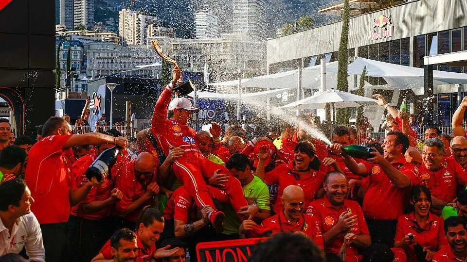 Ferrari-Teamfeier mit Sieger Charles Leclerc