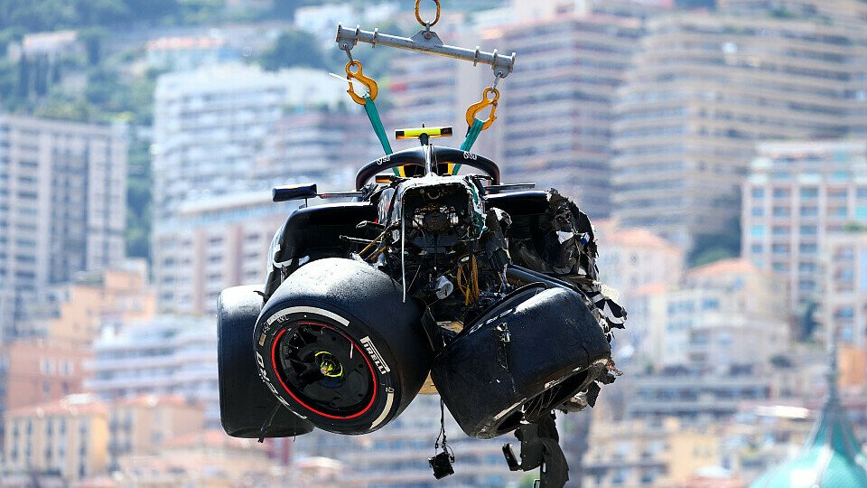 Nach einem schweren Unfall beim Formel-1-Rennen in Monaco wird das Wrack von Sergio Perez' Red Bull abtransportiert.