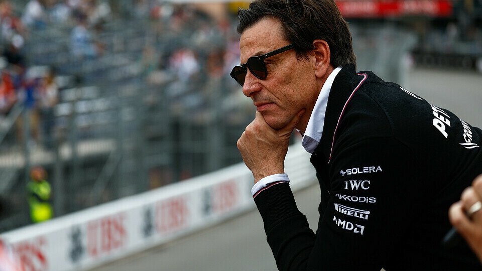 Mercedes-Teamchef Toto Wolff schaut am Freitag des Monaco Grand Prix 2024 das Freie Training.
