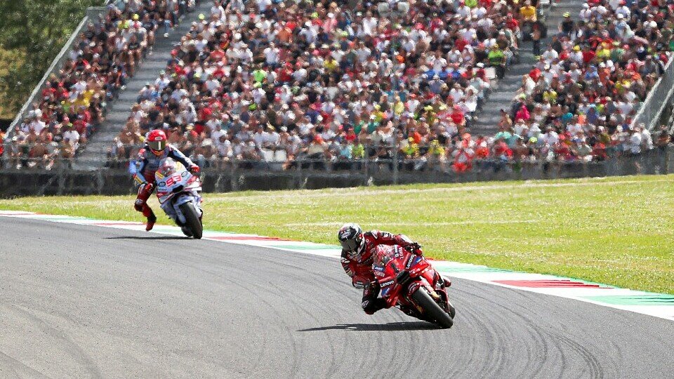 Francesco Bagnaia holt nach fast zehn Monaten wieder einen Sprintsieg, Foto: LAT Images