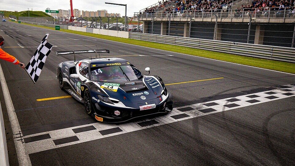 Jack Aitken (Emil Frey Racing) fährt als Sieger über die Ziellinie