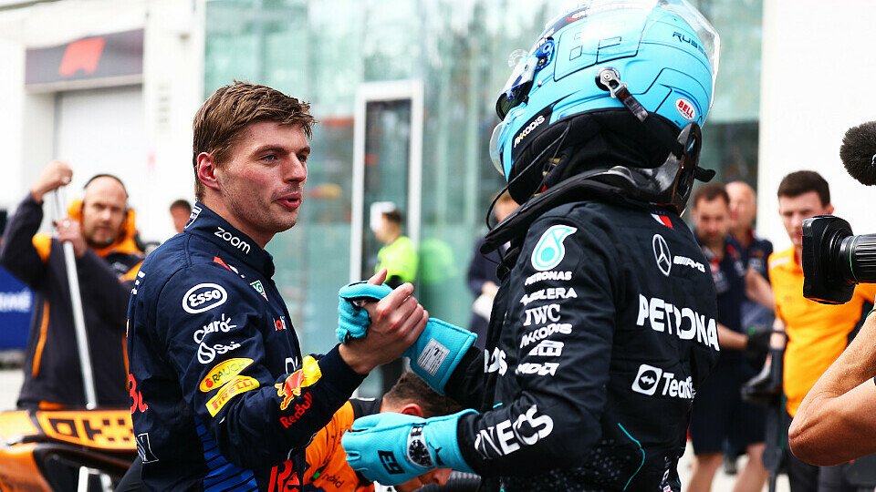 Red Bull-Pilot Max Verstappen gratuliert im Parc Ferme dem zeitgleichen Mercedes-Fahrer George Russell zur Pole Position