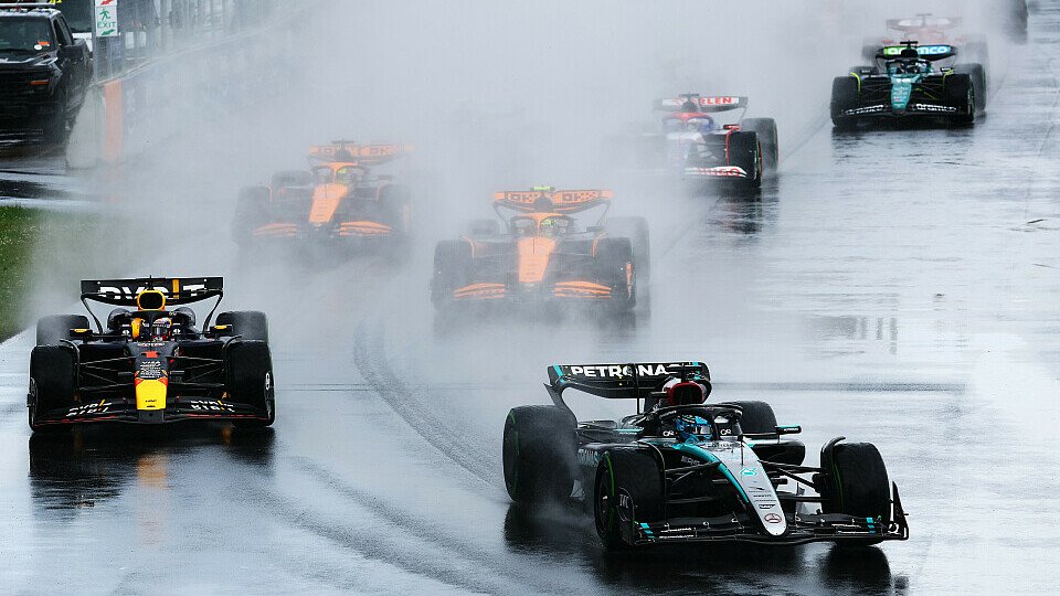 Polesetter George Russell führt nach dem Start vor Max Verstappen im Red Bull 