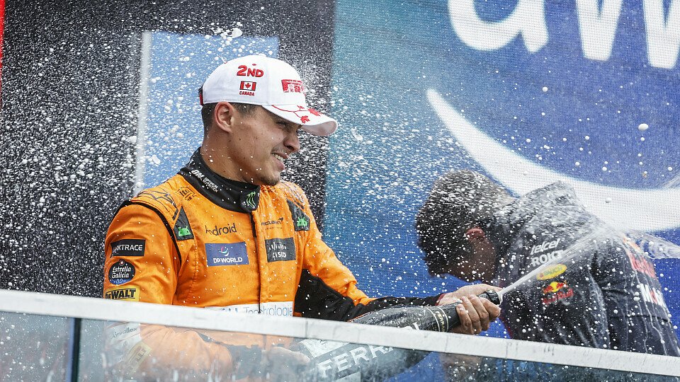 Lando Norris (McLaren) und Sieger Max Verstappen (Red Bull) feiern mit Champagner auf dem Podium