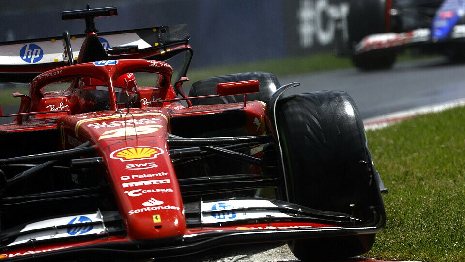Charles Leclerc fährt mit seinem Ferrari beim Formel-1-Rennen in Kanada auf Intermediate-Reifen über die Kerbs.