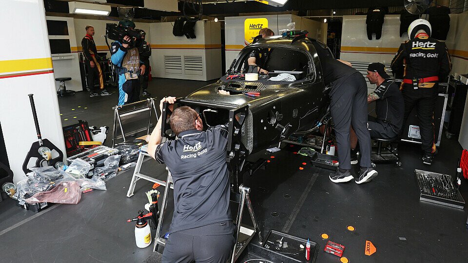 Aufbauarbeiten am beschädigten #12 Jota-Porsche in Le Mans