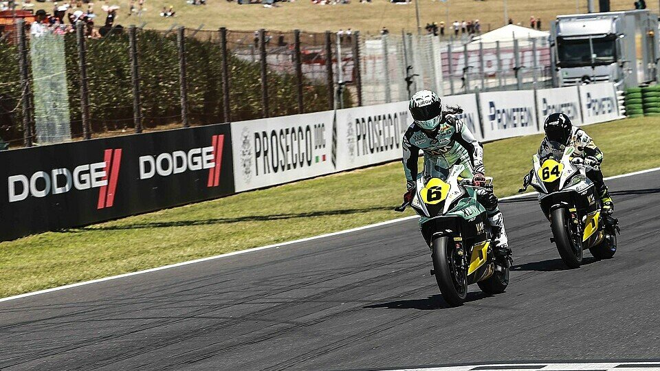 Maria Herrera feiert ihren Sieg in Misano