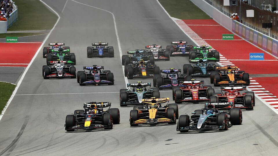 Mercedes-Pilot George Russell führt nach dem Start vor Max Verstappen im Red Bull und Polesetter Lando Norris im McLaren Mercedes-Pilot George Russell führt nach dem Start vor Max Verstappen im Red Bull und Polesetter Lando Norris im McLaren