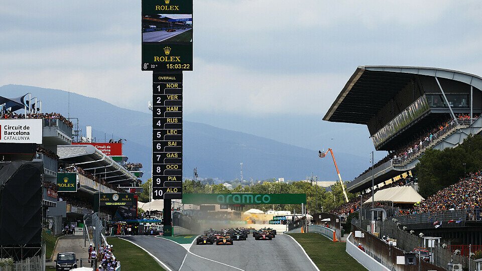 Polesetter Lando Norris (McLaren) führt nach dem Start vor Max Verstappen (Red Bull) und George Russell (Mercedes) Polesetter Lando Norris (McLaren) führt nach dem Start vor Max Verstappen (Red Bull) und George Russell (Mercedes)
