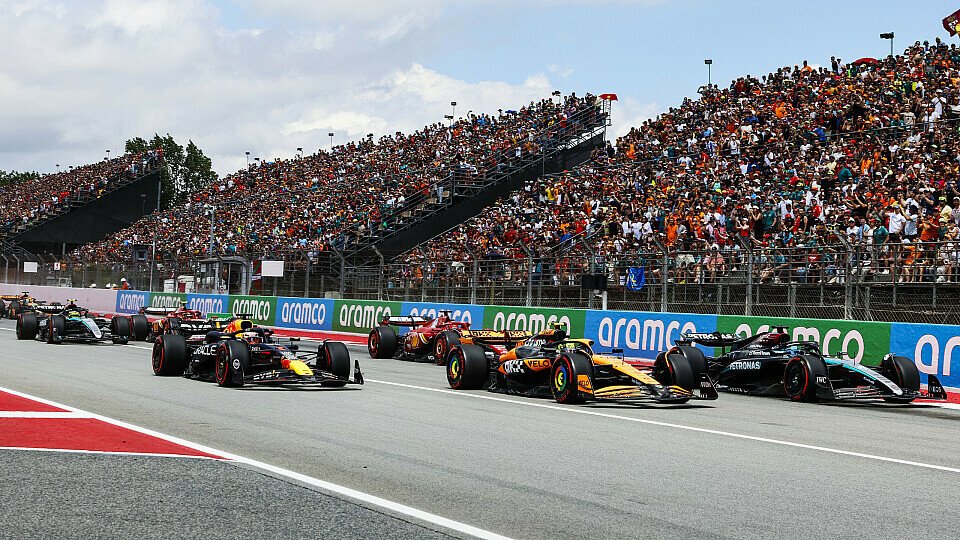 George Russell führt nach dem Start vor Polesetter Lando Norris im McLaren und Max Verstappen im Red Bull