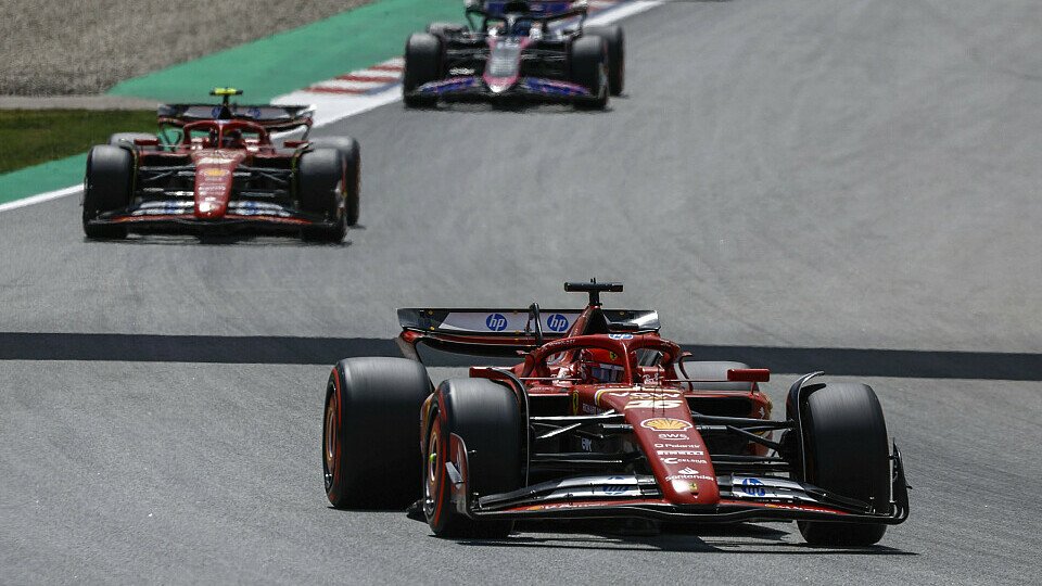 Ferrari-Pilot Charles Leclerc vor Teamkollege Carlos Sainz Jr.