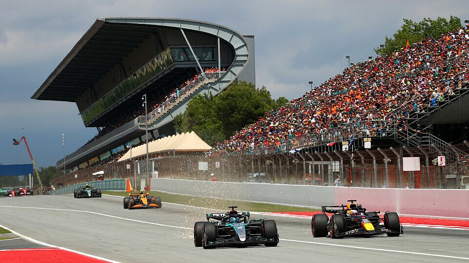 Zweikampf zwischen George Russell (Mercedes) und Max Verstappen (Red Bull) Zweikampf zwischen George Russell (Mercedes) und Max Verstappen (Red Bull)