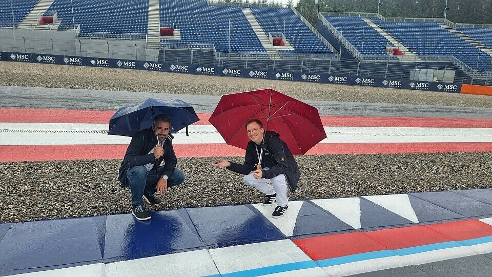 Christian Menath und Stephan Heublein von Motorsport-Magazin.com begutachten das Streckenprofil mit neuen Kerbs und Kiesbett